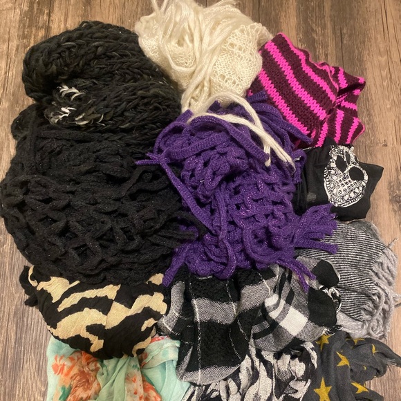 Scarf/ Scarves 🧣 - Picture 4 of 8